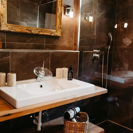 Hunter's Chalet: Mountain View Retreat With Garden & Free Amenities Dağ evi