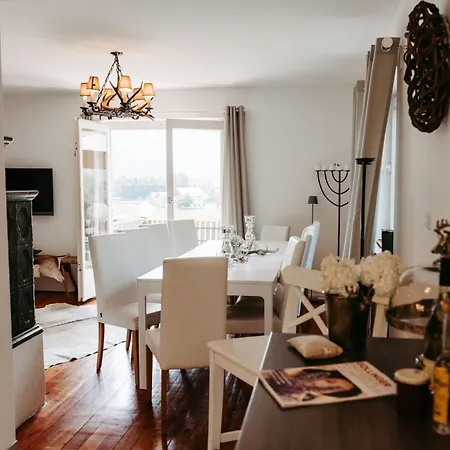 Hunter's Chalet: Mountain View Retreat With Garden & Free Amenities