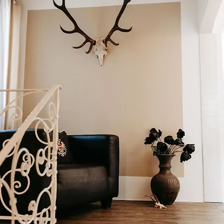 Hunter's Chalet: Mountain View Retreat With Garden & Free Amenities *