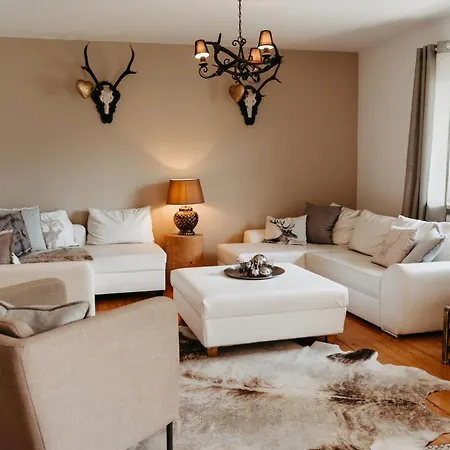 Hunter's Chalet: Mountain View Retreat With Garden & Free Amenities *